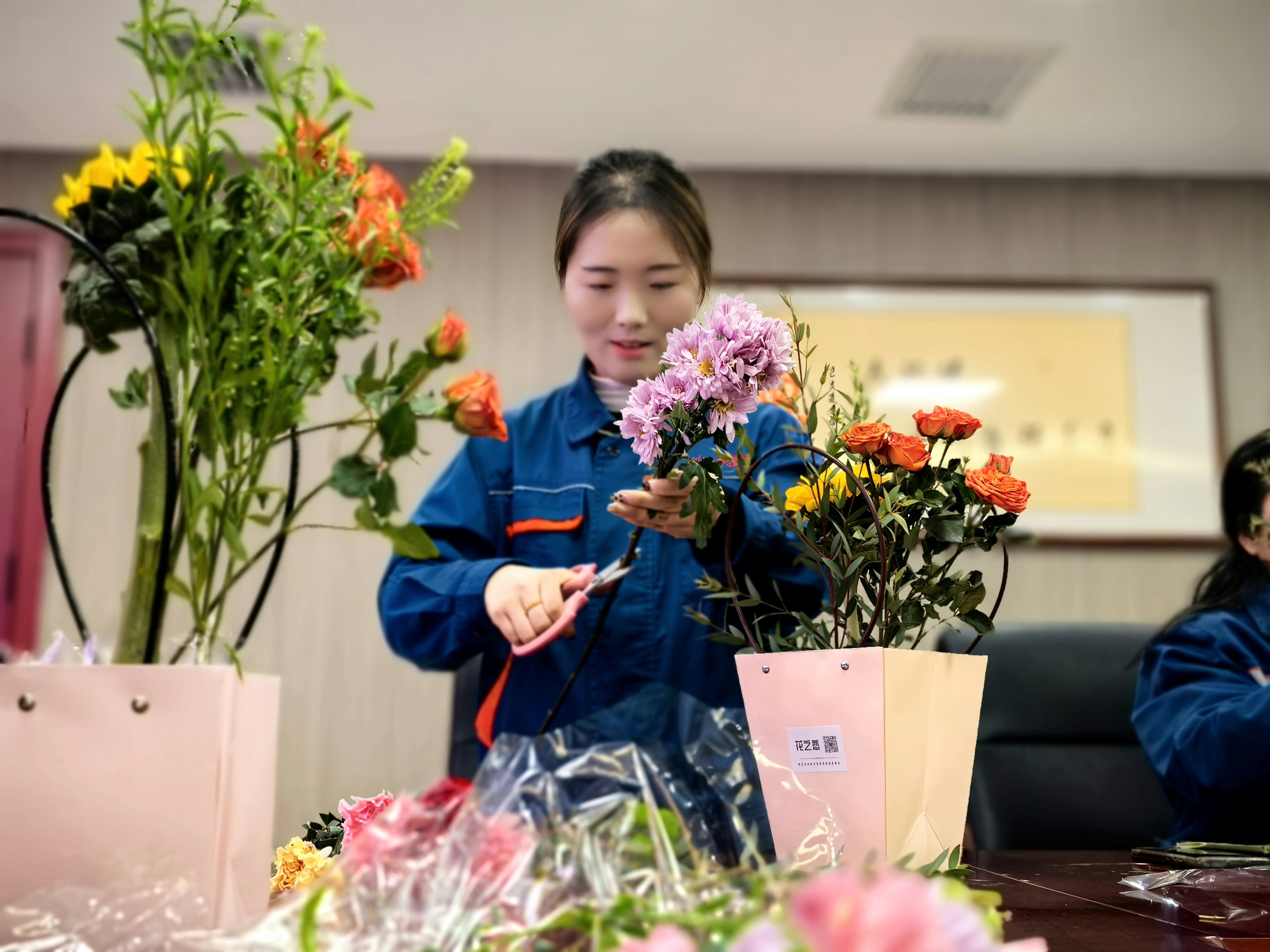 �������ഺ���뻨���衱�����½��¸���չ�����ˡ���Ů�ڲ廨�ֹ������